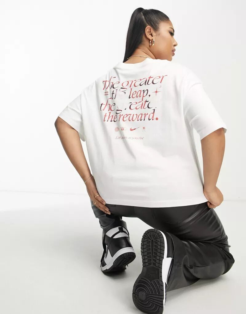 Белая свободная футболка Nike Plus с принтом на спине