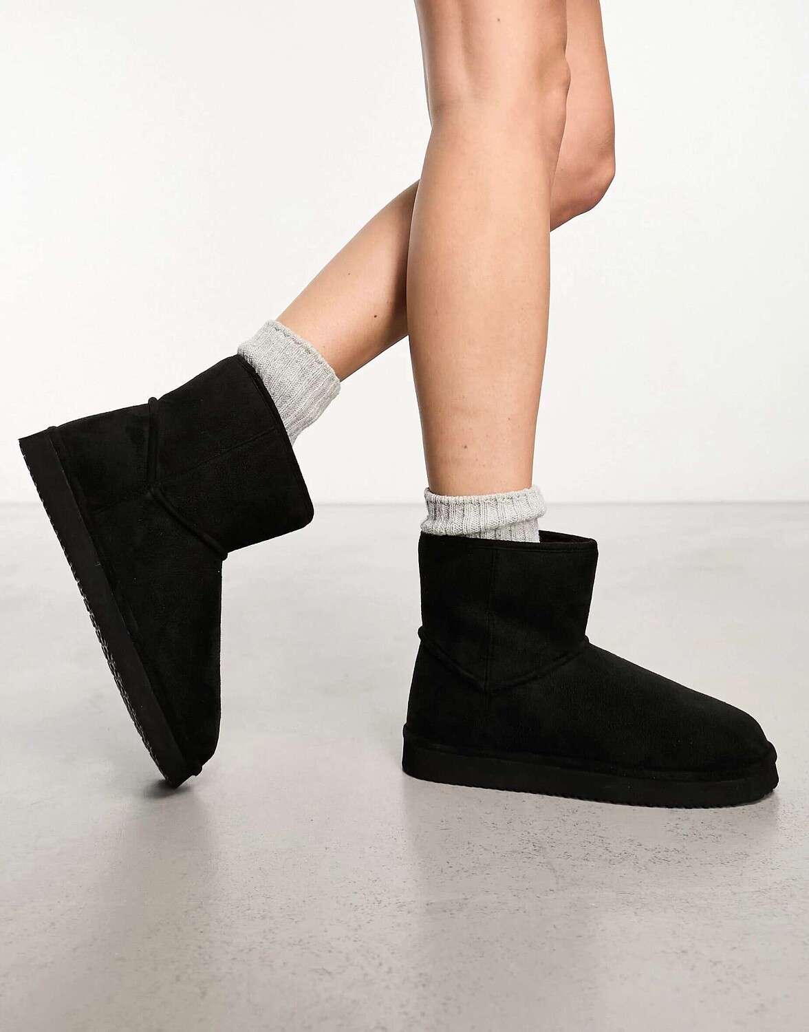

Черные слипоны Monki из искусственной замши
