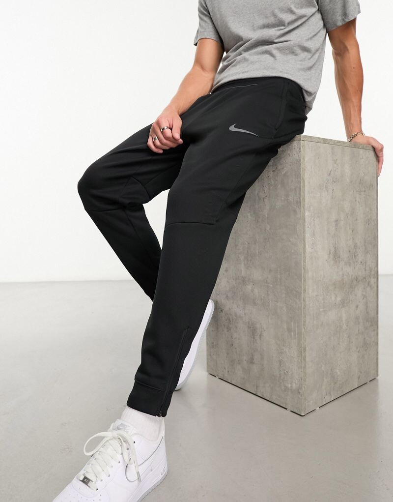 

Черные джоггеры Nike Terma-Fit