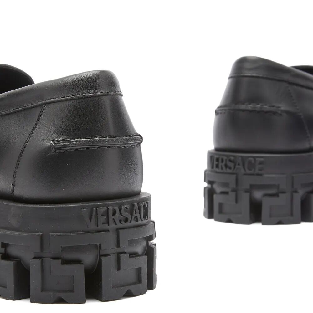 

Versace Массивные лоферы, черный