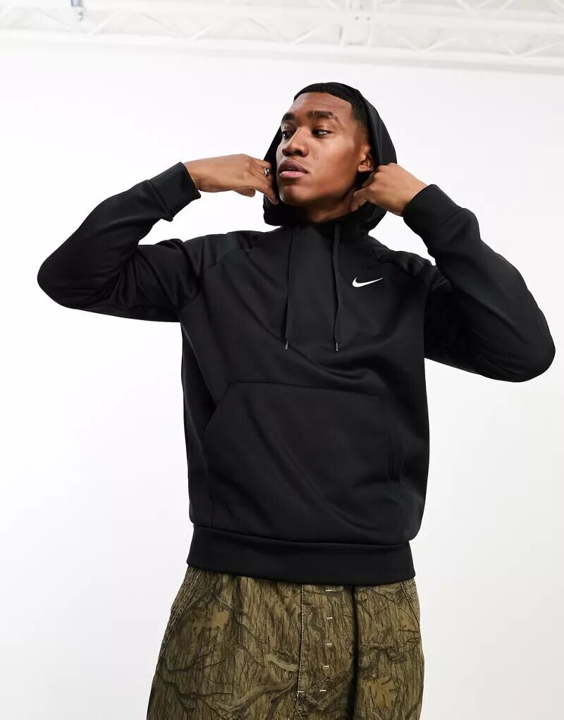 

Черная худи Nike Therma-FIT