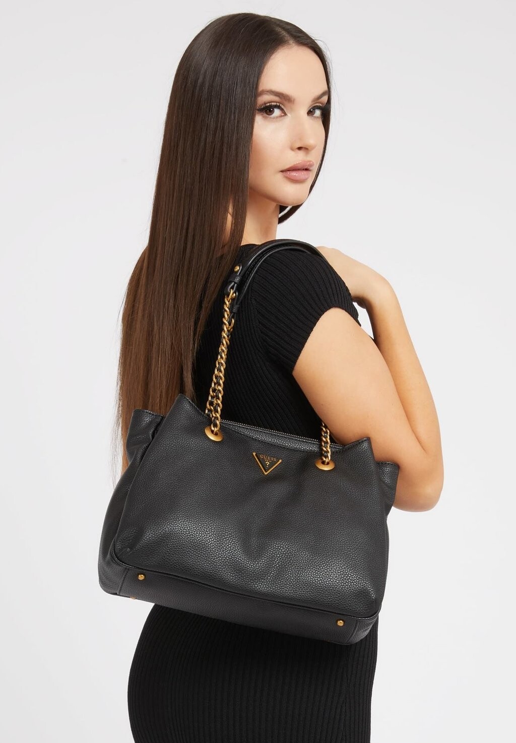 

Сумка BECCI MIT LOGO-CHARM Guess, черный