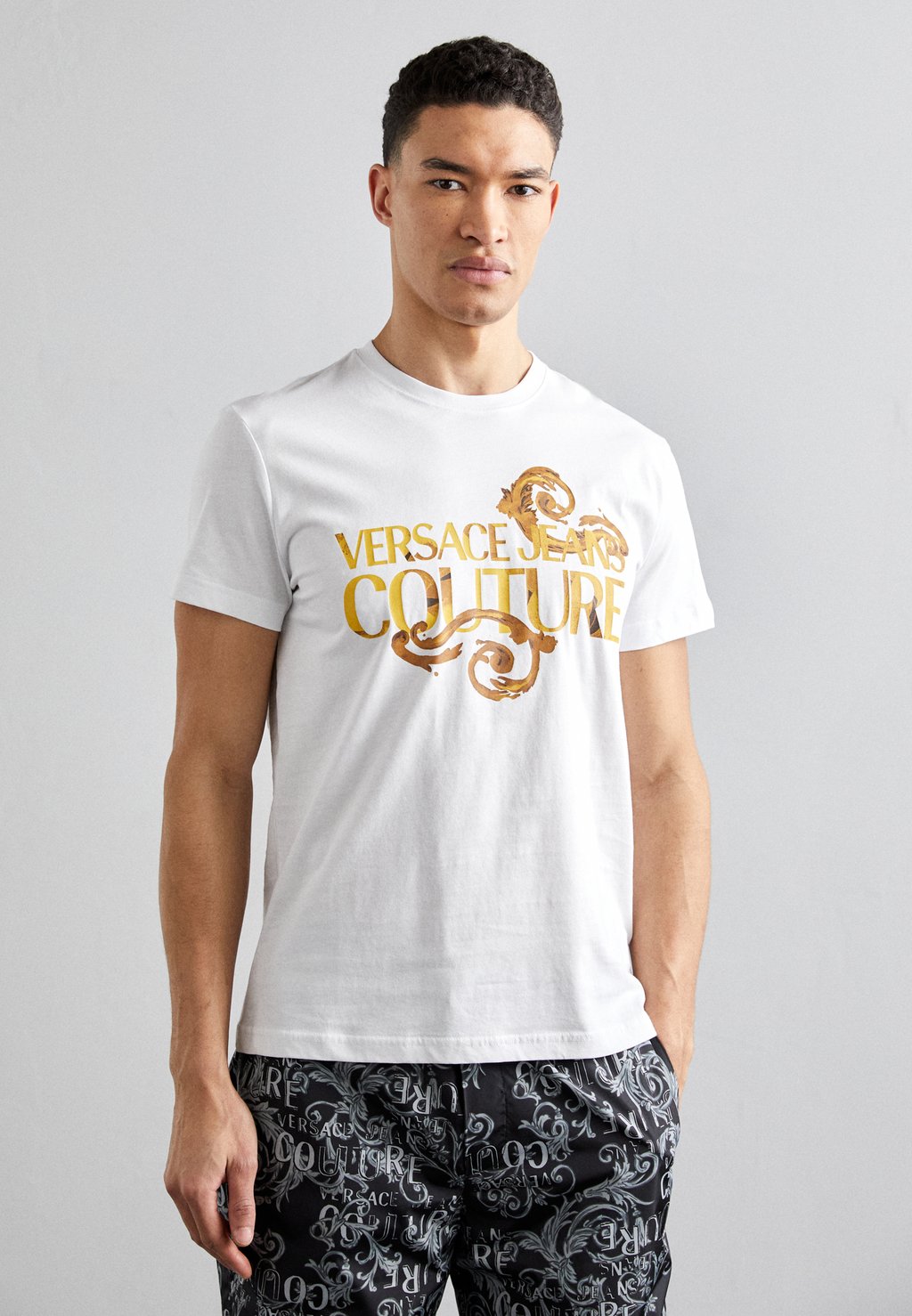 Футболка с принтом Watercolor Logo Versace Jeans Couture, цвет white/gold футболка с принтом logo versace jeans couture цвет white gold coloured