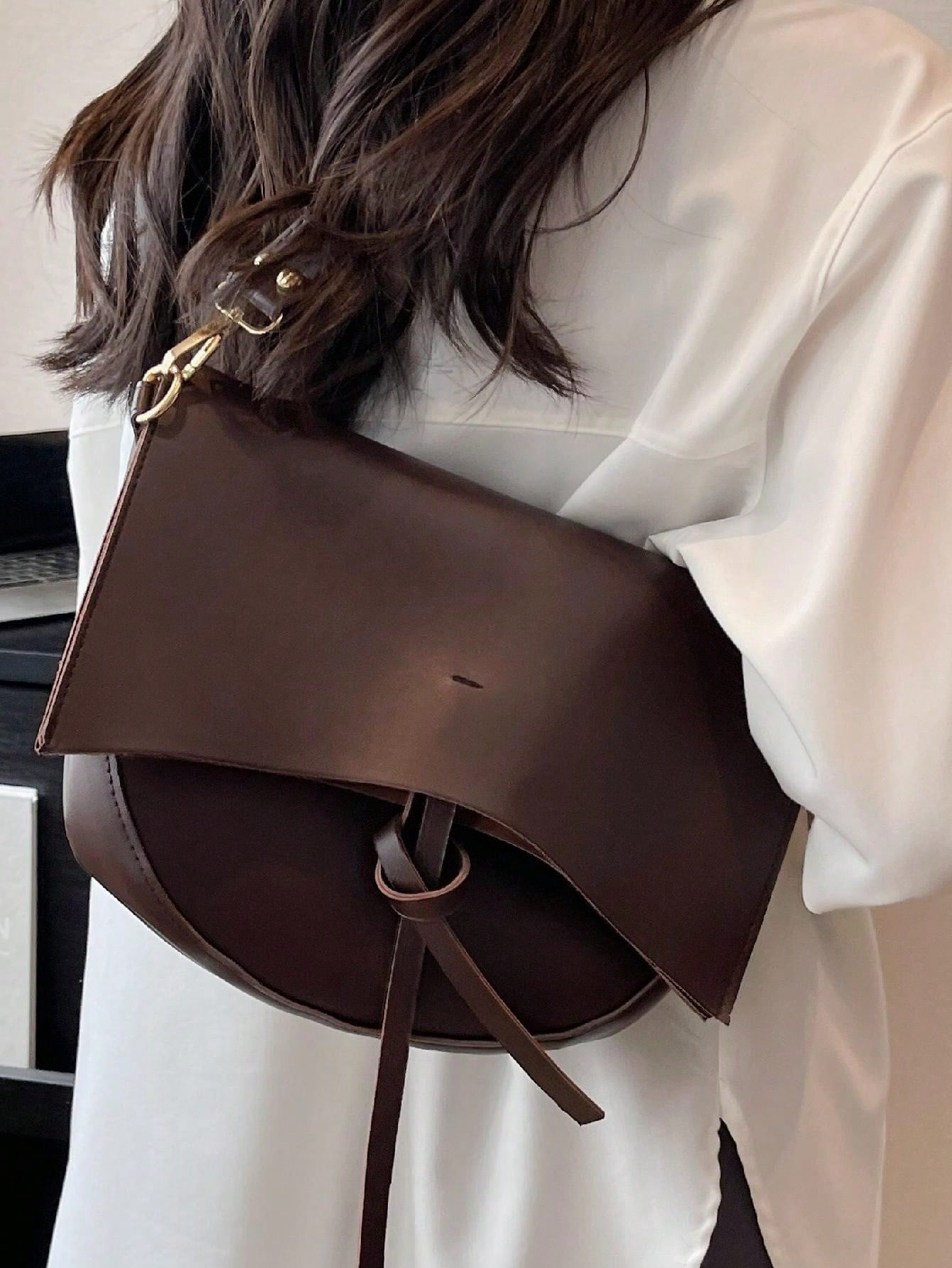 Женская новая модная однотонная повседневная легкая сумка из искусственной кожи на одно плечо/через плечо с регулируемым ремешком, коричневый 2023 новая женская повседневная сумка через плечо черный