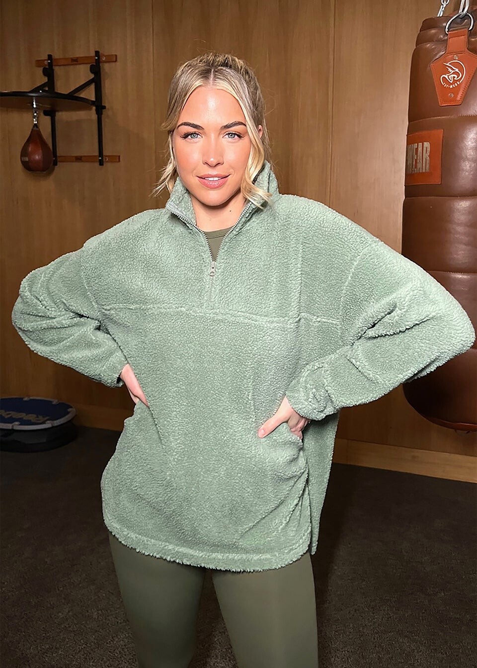 

In The Style Толстовка цвета хаки с боргом в стиле Gemma Atkinson