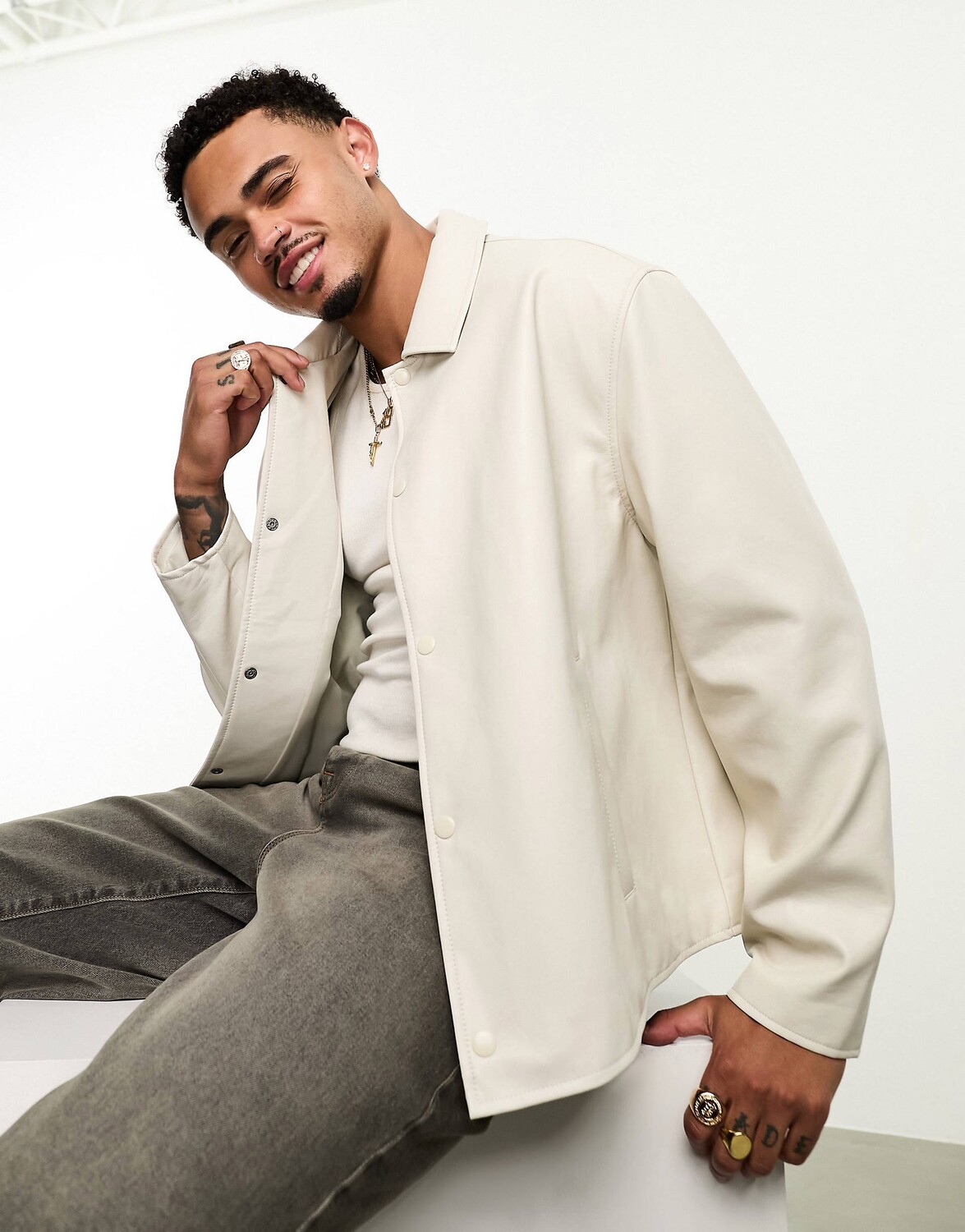 

Бежевая спортивная куртка из искусственной кожи ASOS DESIGN, Бежевый
