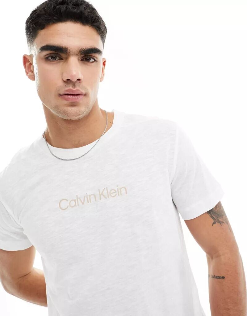 

Белая футболка с круглым вырезом и логотипом Calvin Klein Lifestyle