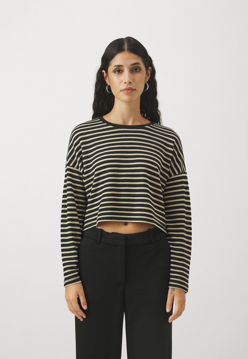 

Свитшот ONLY Petite ТОП ONLGITTA O-NECK, цвет black stripes:pumice stone