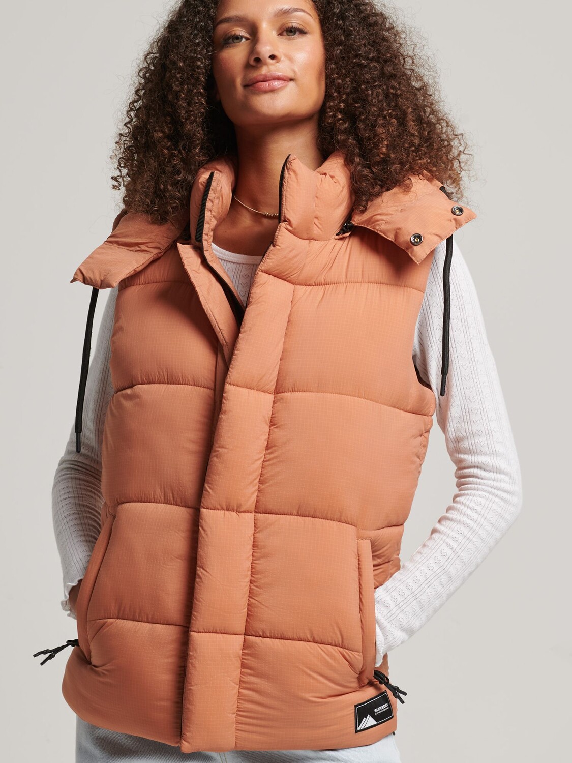 

Короткий утепленный жилет Superdry Touchline, цвет Карамельная сетка