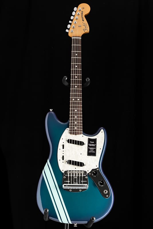 цена Электрогитара Fender Vintera II '70s Competition Mustang Competition Burgundy