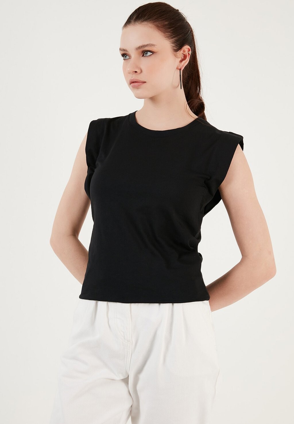 

Базовая футболка Crew Neck LELA, черная