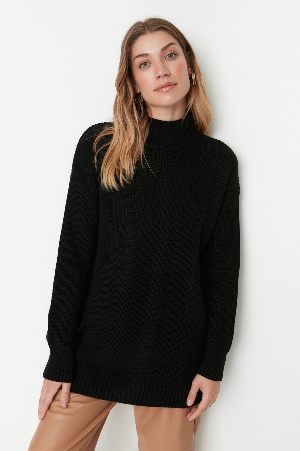 

Черный вязаный свитер с высоким воротником Trendyol Modest