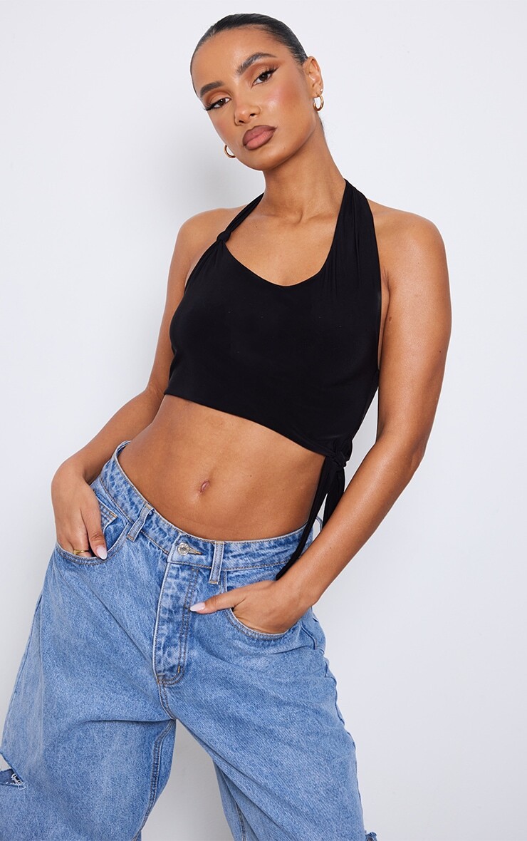 

PrettyLittleThing Черный укороченный топ с облегающим узлом и воротником халтер