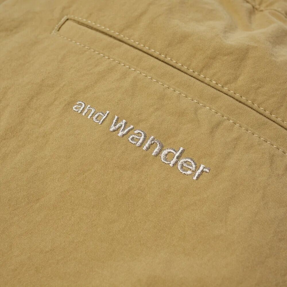 

and wander Нейлоновые зауженные брюки-чинос, бежевый