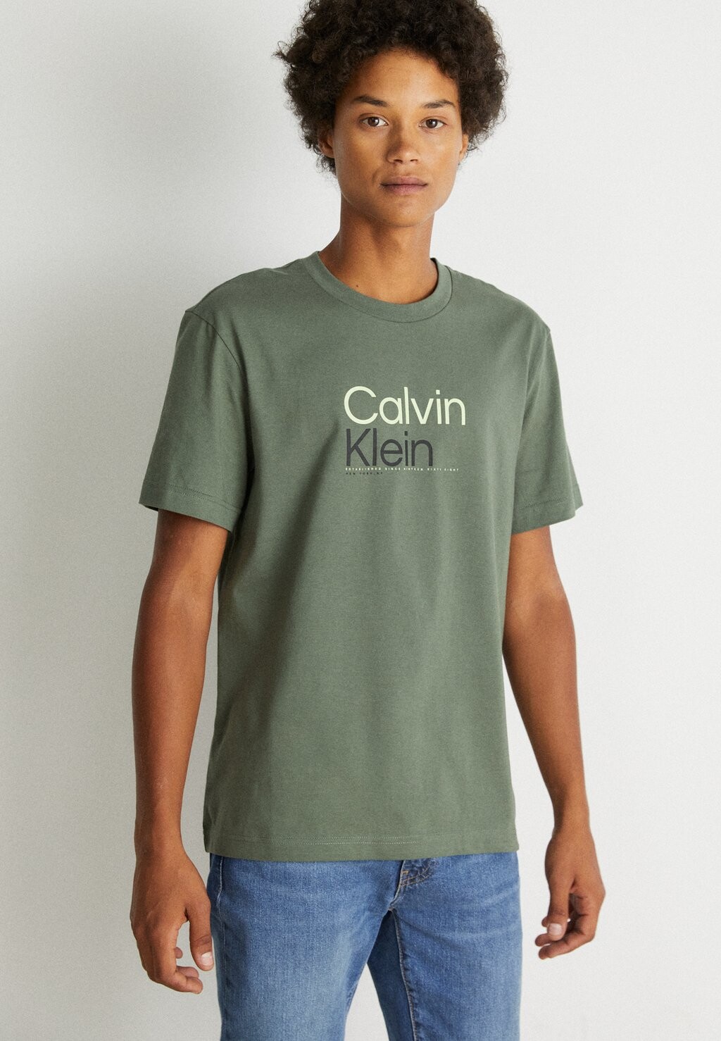 

Футболка с принтом Calvin Klein, зеленый