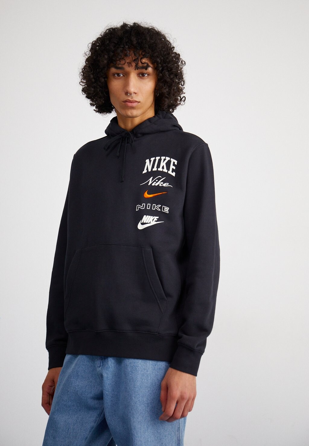 

Толстовка Club Stack Nike, цвет black/sail/safety orange