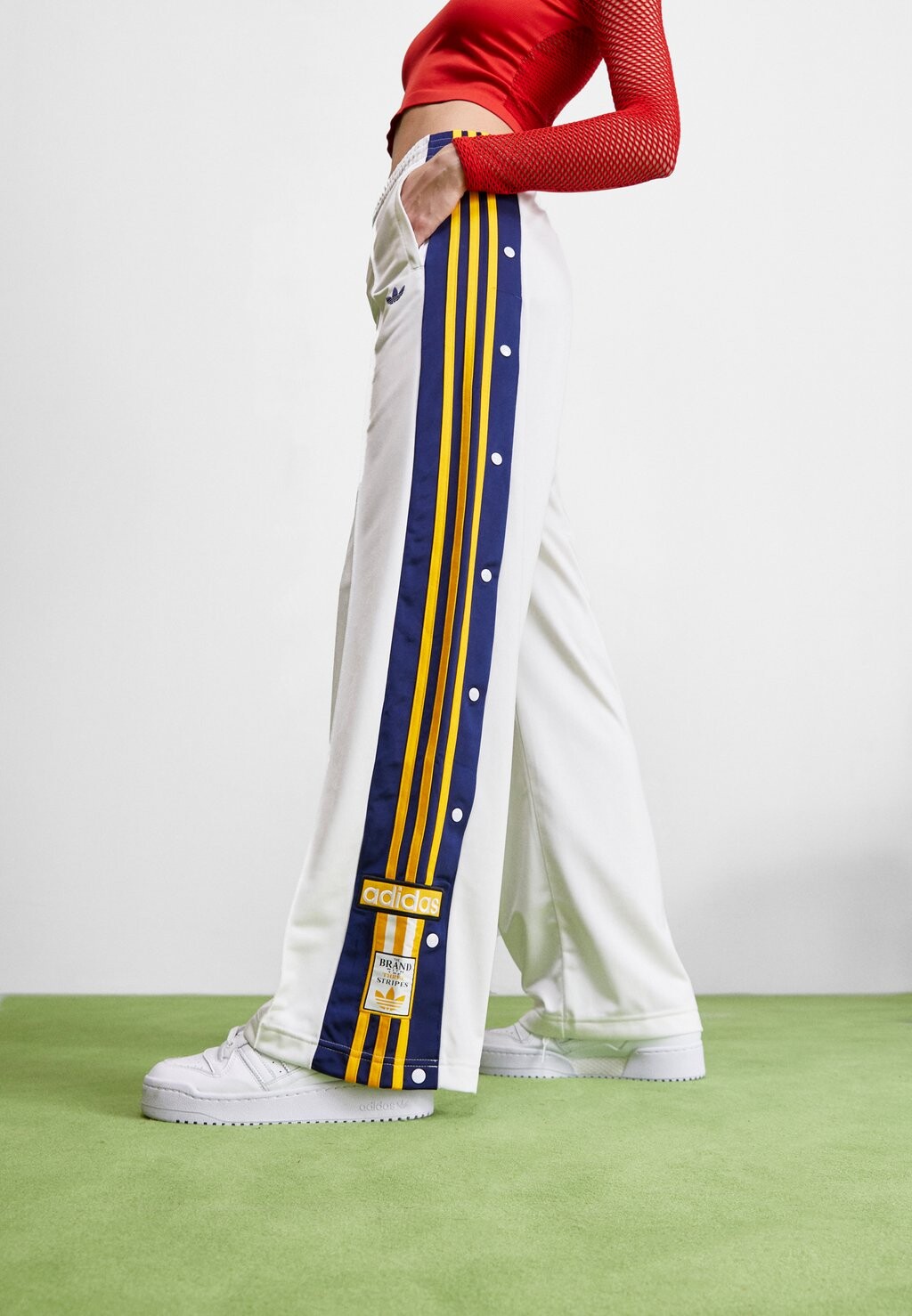 

Спортивные брюки adidas Originals, белый