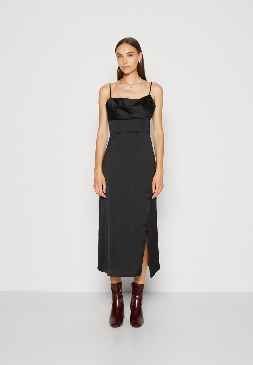 

Элегантное платье Sara Straps Long Guess, цвет jet black