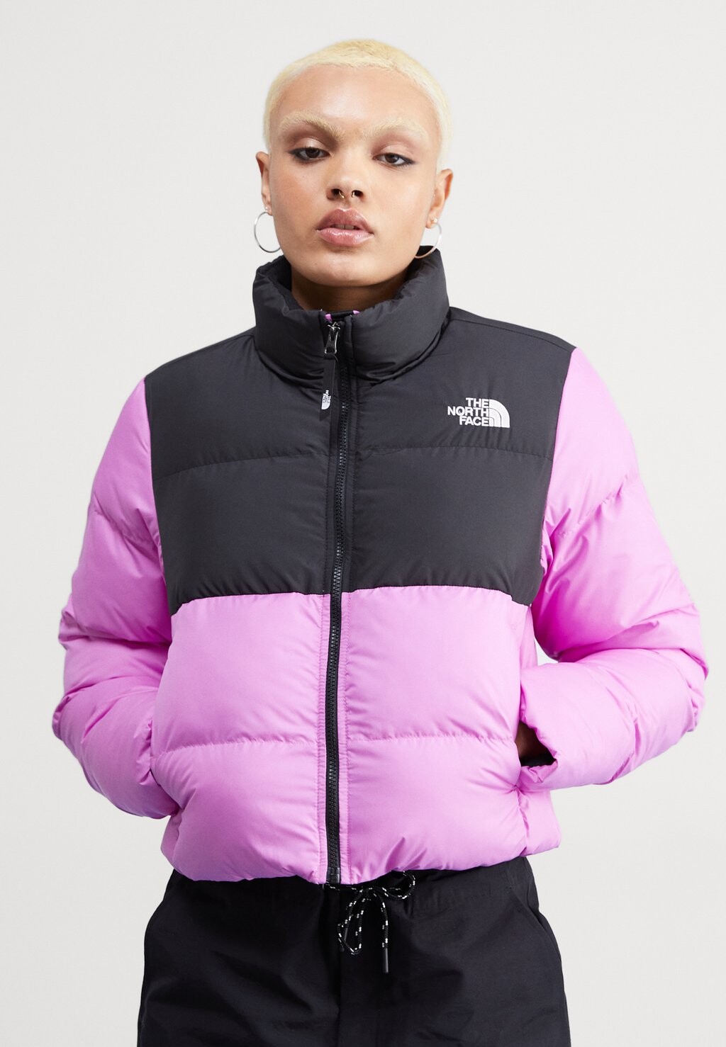 

Куртка зимняя CROPPED SAIKURU The North Face, цвет violet crocus/black