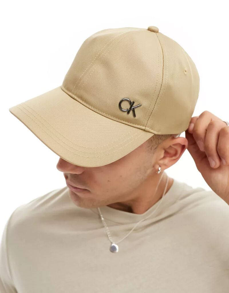 Бейсбольная кепка Calvin Klein Saffiano бежевого травертина с металлическим логотипом CK