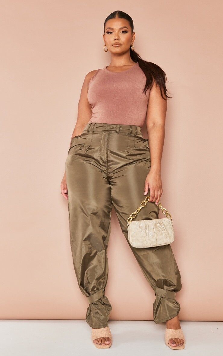 

PrettyLittleThing Нейлоновые джоггеры цвета хаки с завязками на манжетах Plus