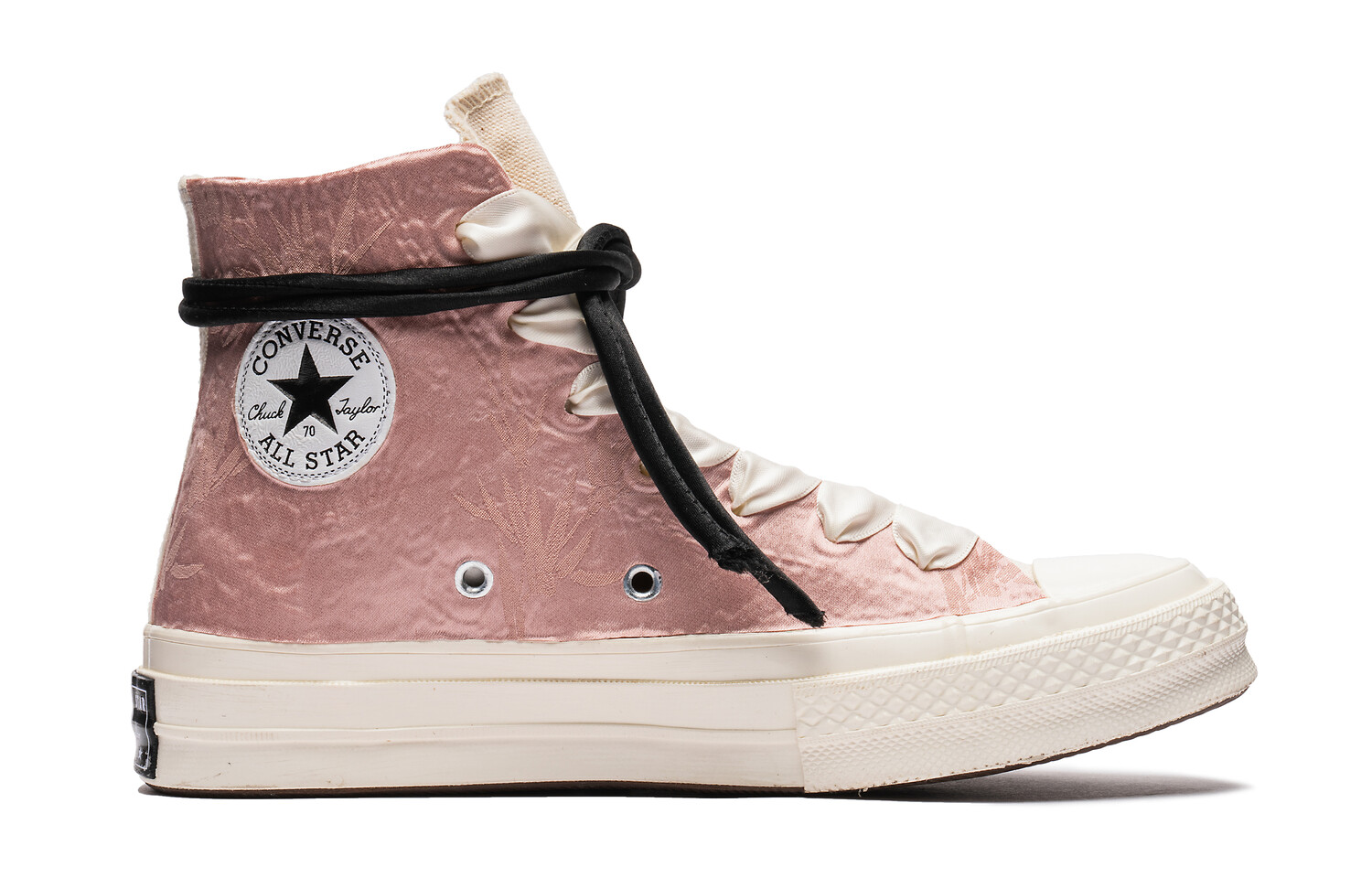 

1970-е годы. Женские высокие кеды розового цвета. Converse