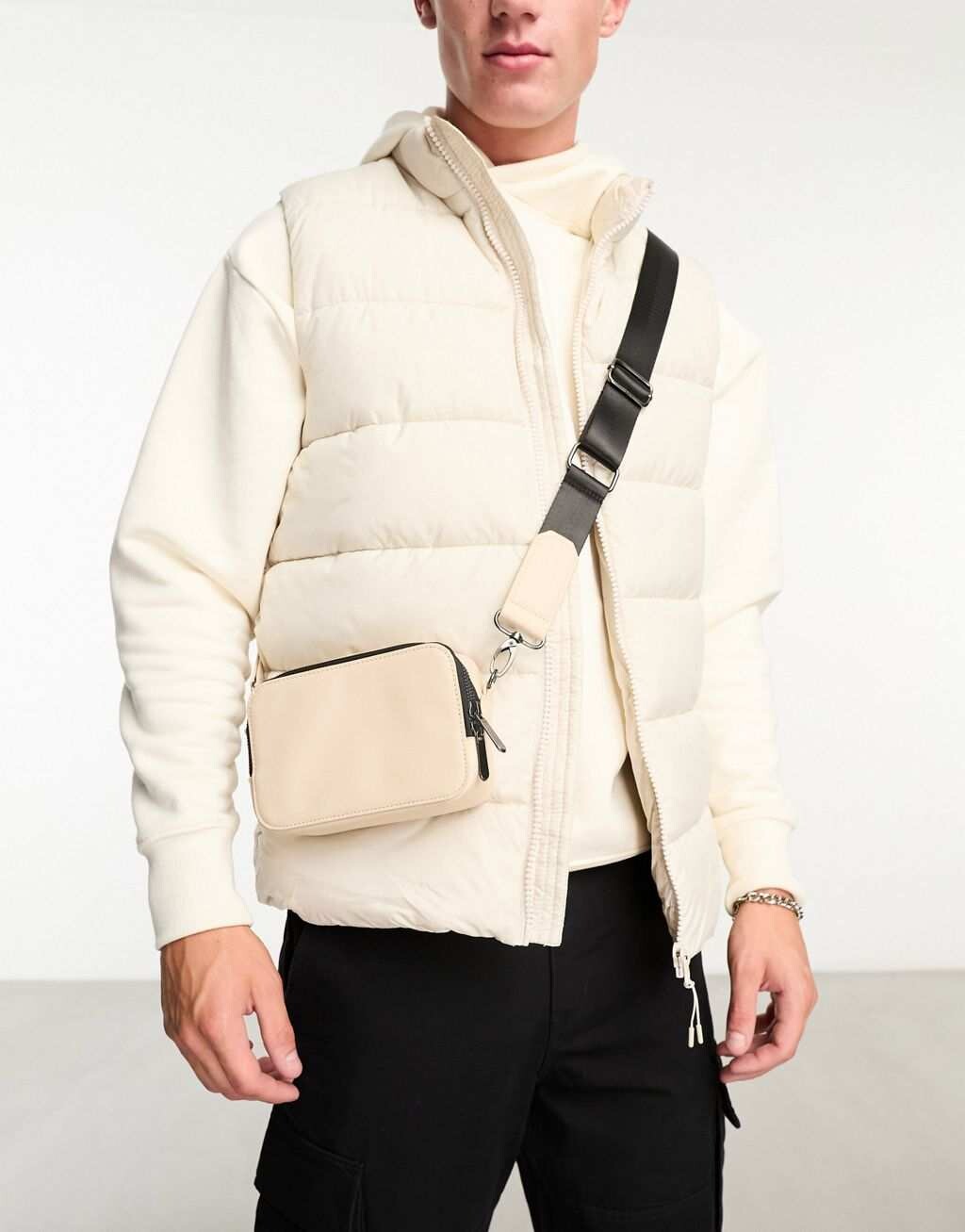 

Бежевая сумка для фотокамеры из искусственной кожи ASOS DESIGN