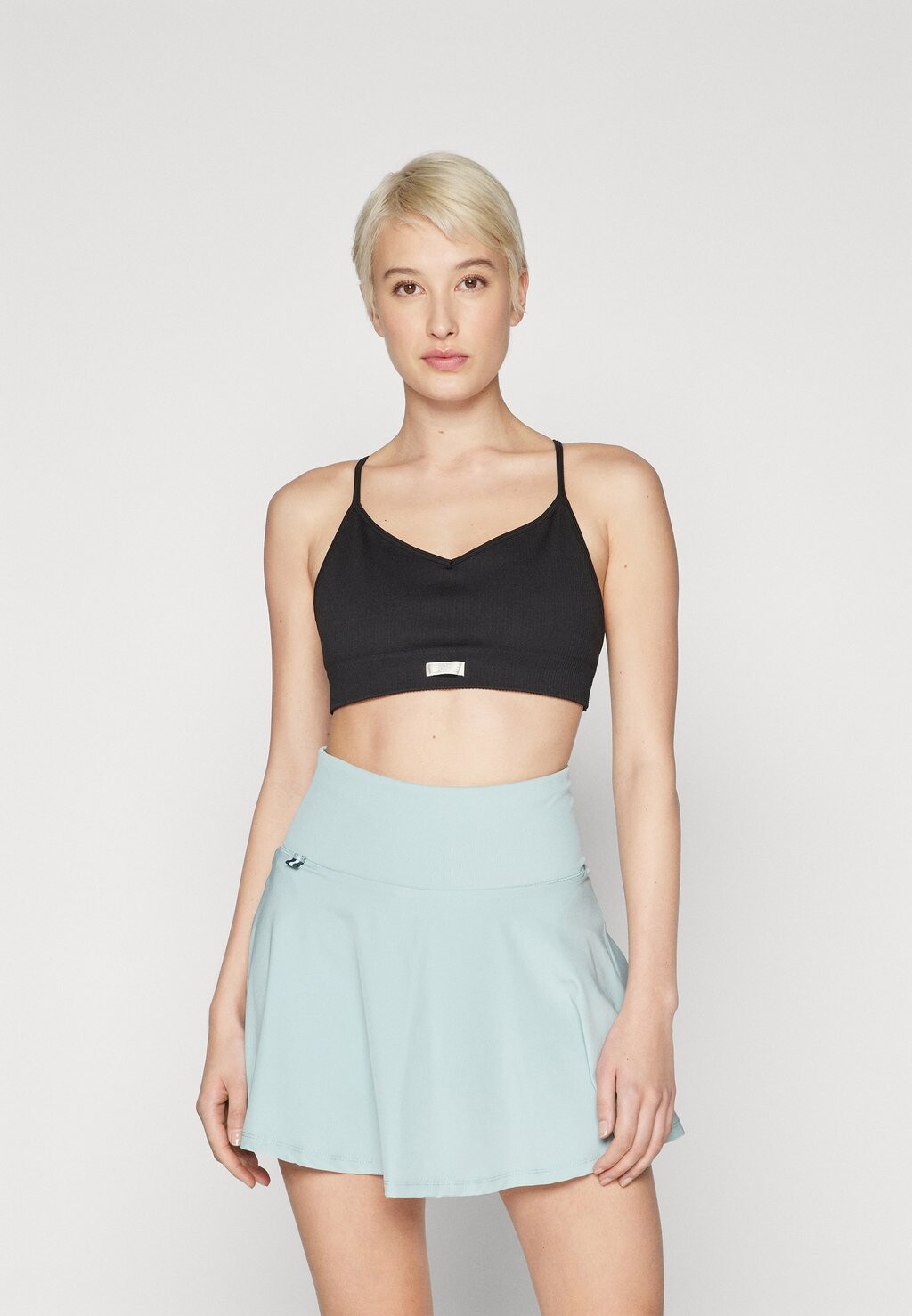 

Спортивный бюстгальтер средней поддержки STUDIO SEAMLESS RIBBED STRAP BRA Björn Borg, цвет black beauty