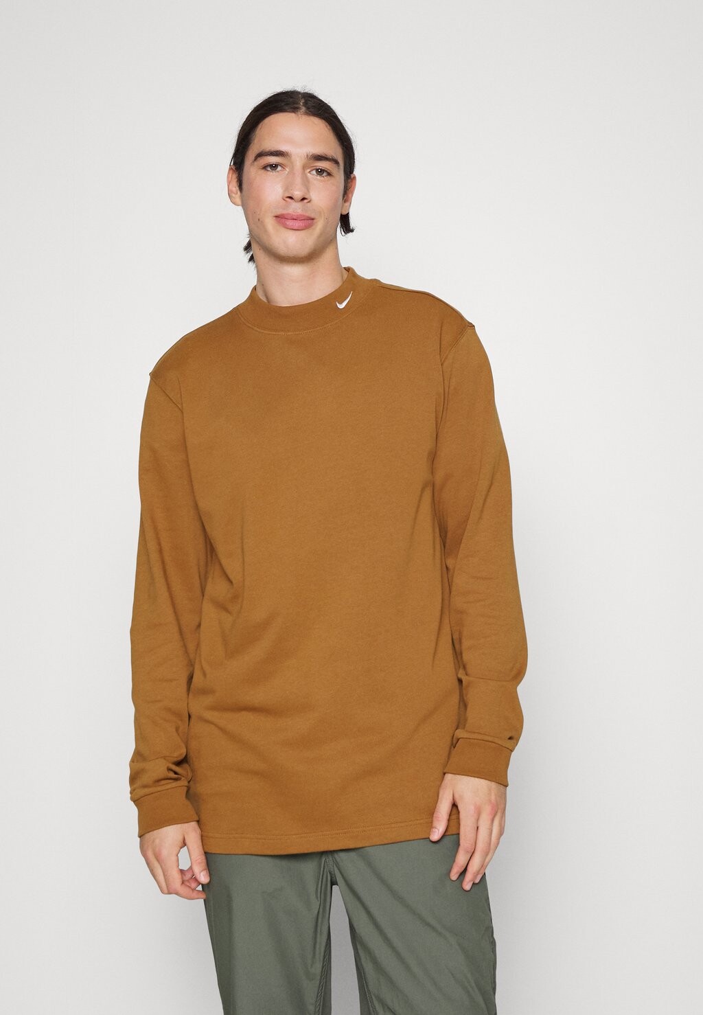 

Толстовка Nike Mock Neck, эль коричневый / белый