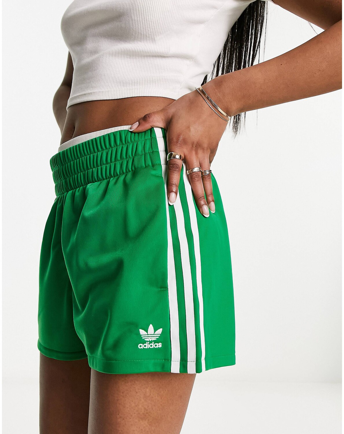 

Зеленые шорты с тремя полосками adidas Originals