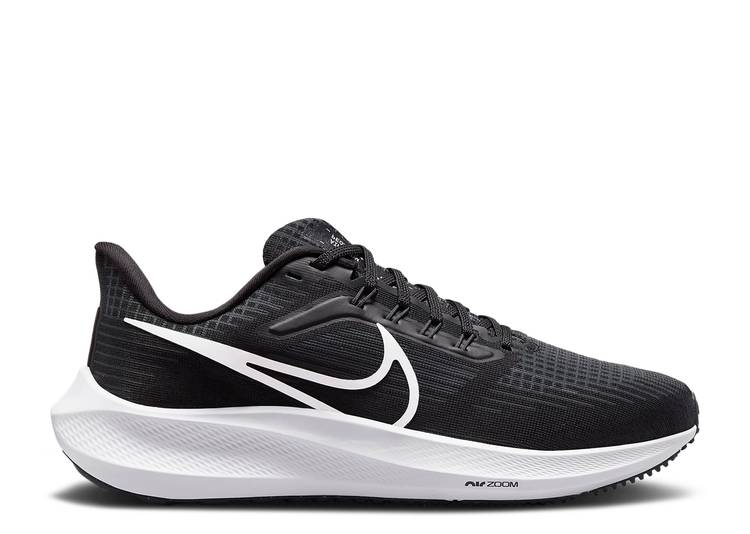 

Кроссовки Nike WMNS AIR ZOOM PEGASUS 39 WIDE 'BLACK DARK SMOKE GREY', черный