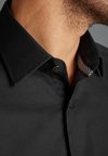 Рубашка SIGNATURE TEXTURED AND DETAIL MANGE Next, черный кроссовки next signature detail dark brown