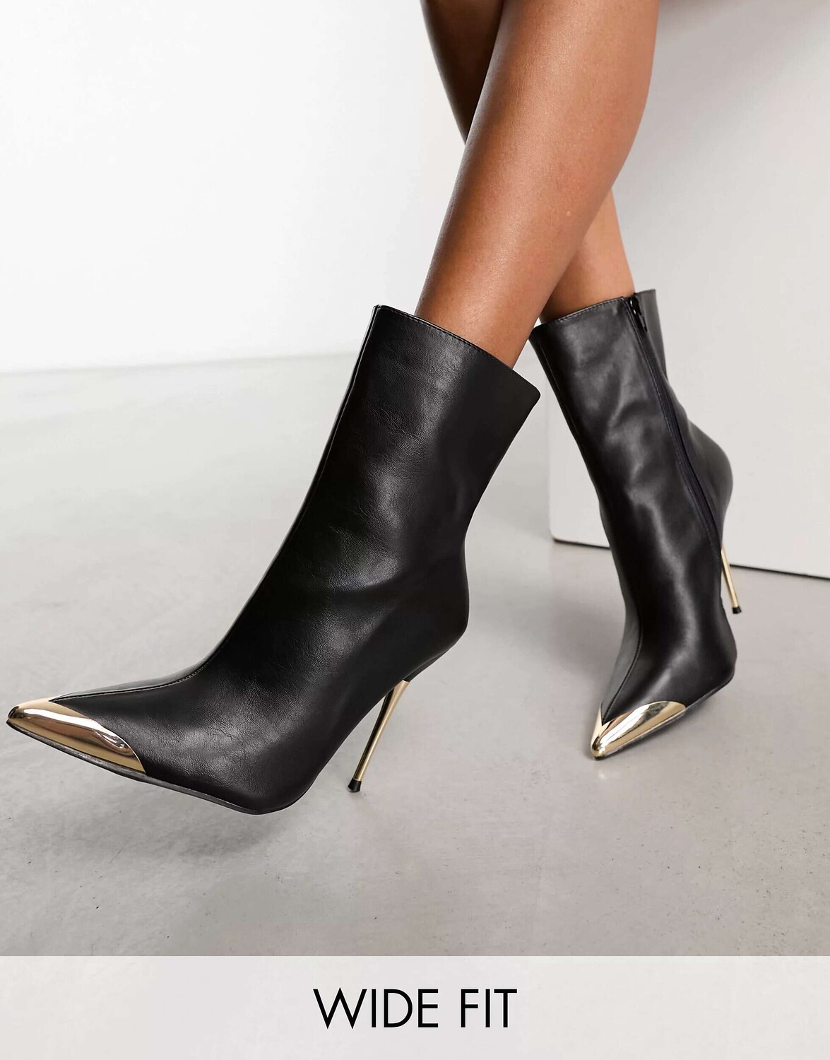 

Черные высокие ботильоны Public Desire Wide Fit Good Thing с металлическим носком