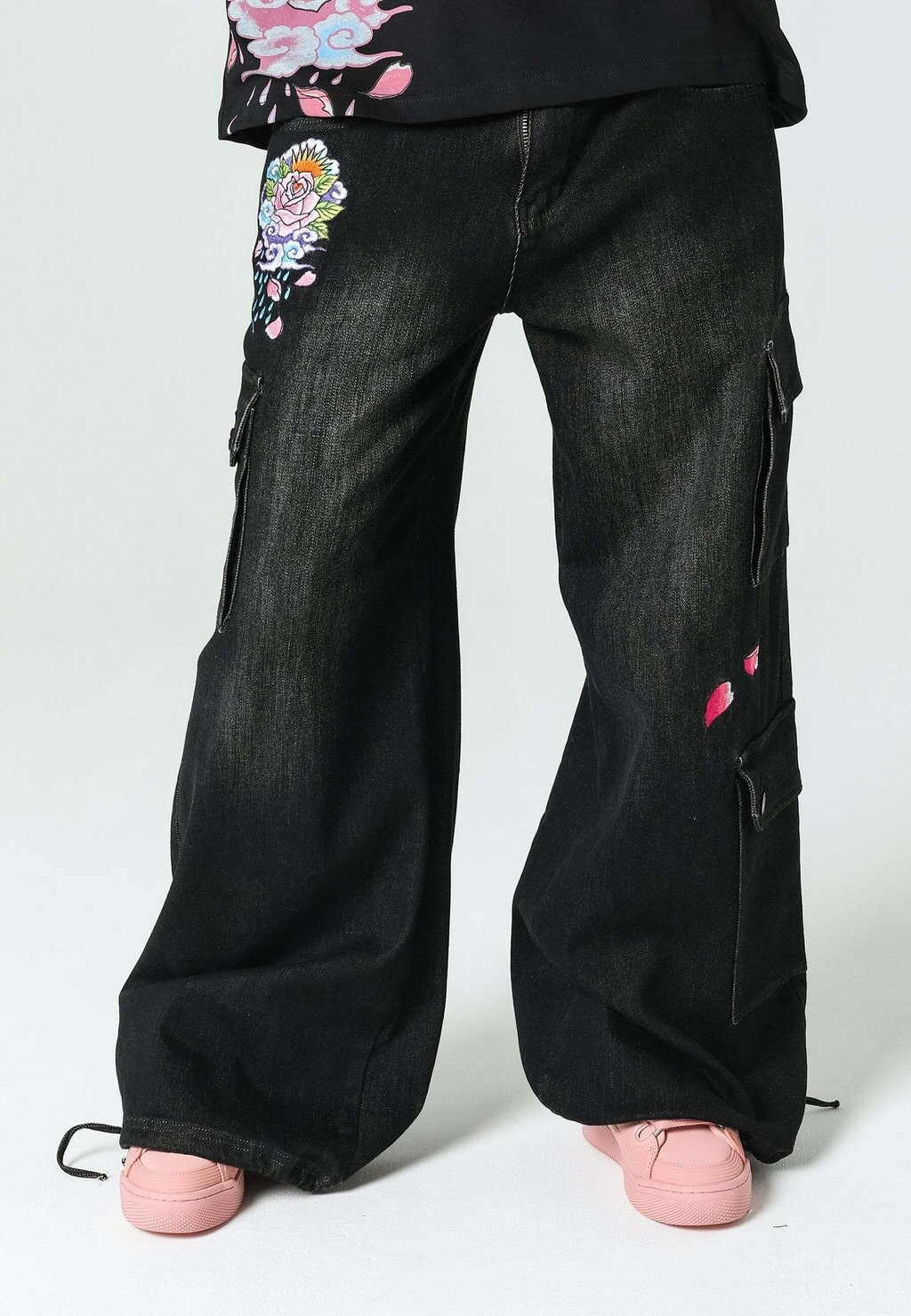 

Джинсы свободного кроя Ed Hardy