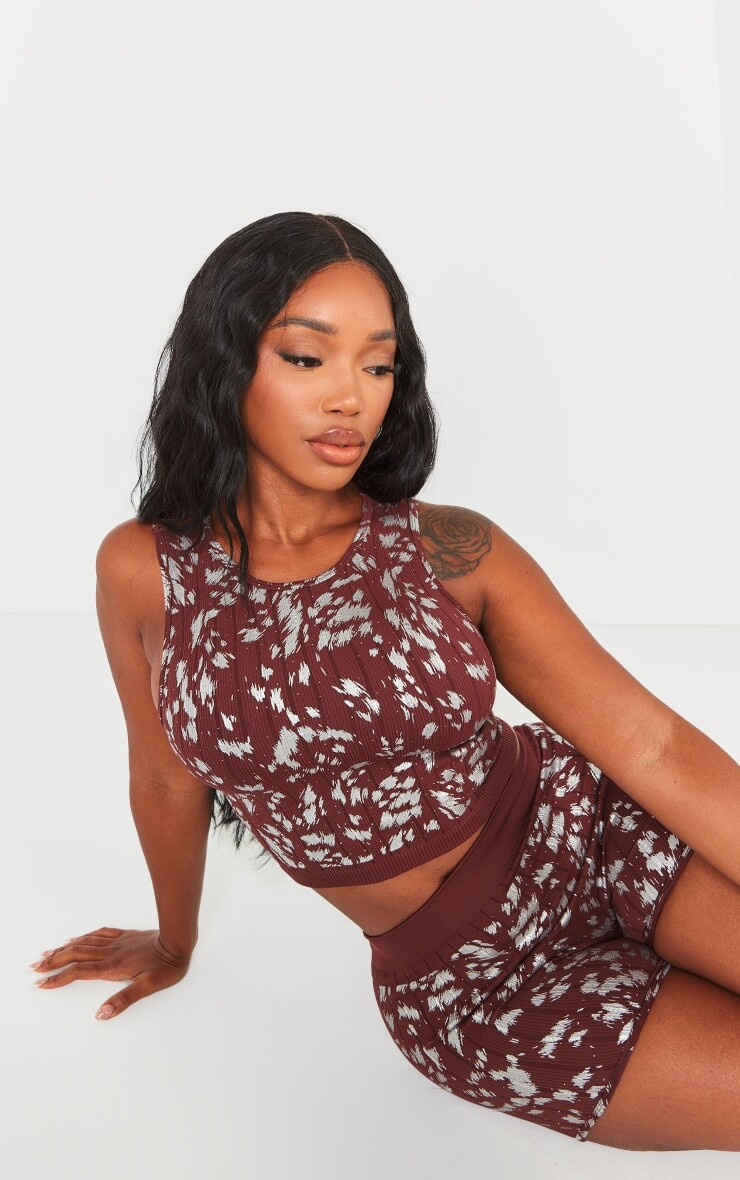 

PrettyLittleThing Форма Шоколадно-коричневый укороченный топ в рубчик с принтом и структурированным контуром-борцовкой