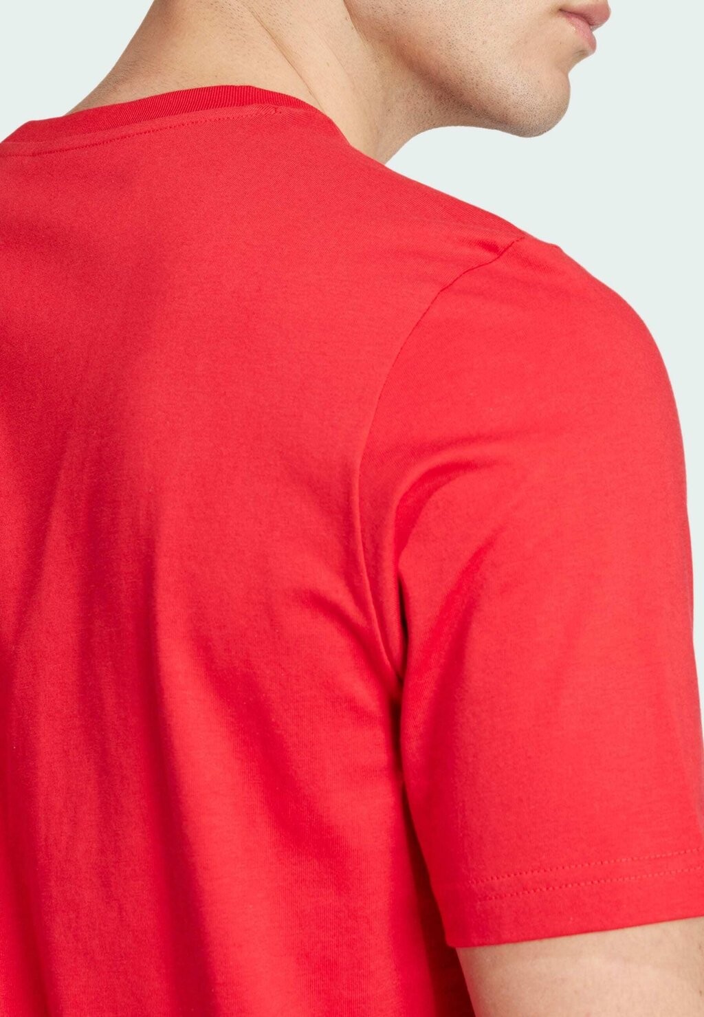 

Футболка Manchester United Dna Graphic adidas Performance, темно-красная