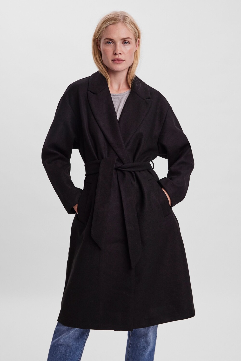 

Приталенное пальто и завязкой на талии VERO MODA, черный