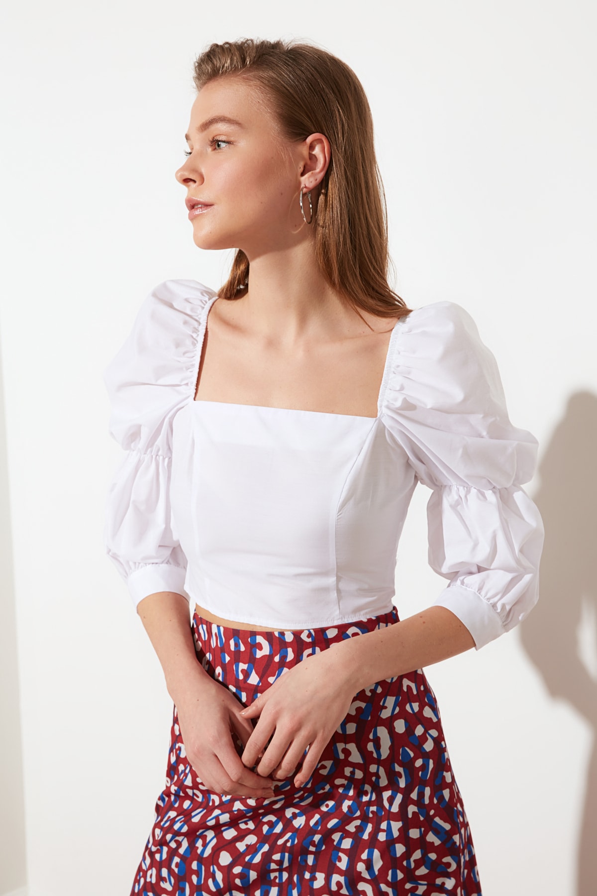 цена Белая укороченная блузка с квадратным вырезом и рукавами-фонариками Trendyol