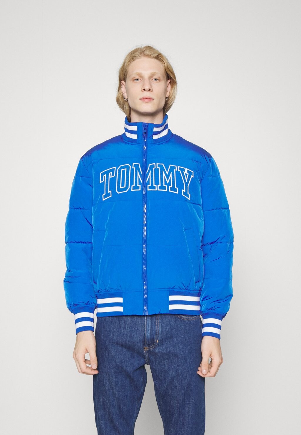 

Зимняя куртка NEW VARSITY PUFFER Tommy Jeans, ультра синий