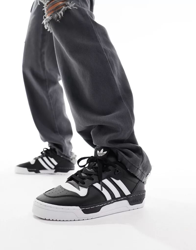 цена Черно-белые кроссовки adidas Originals Rivalry Low