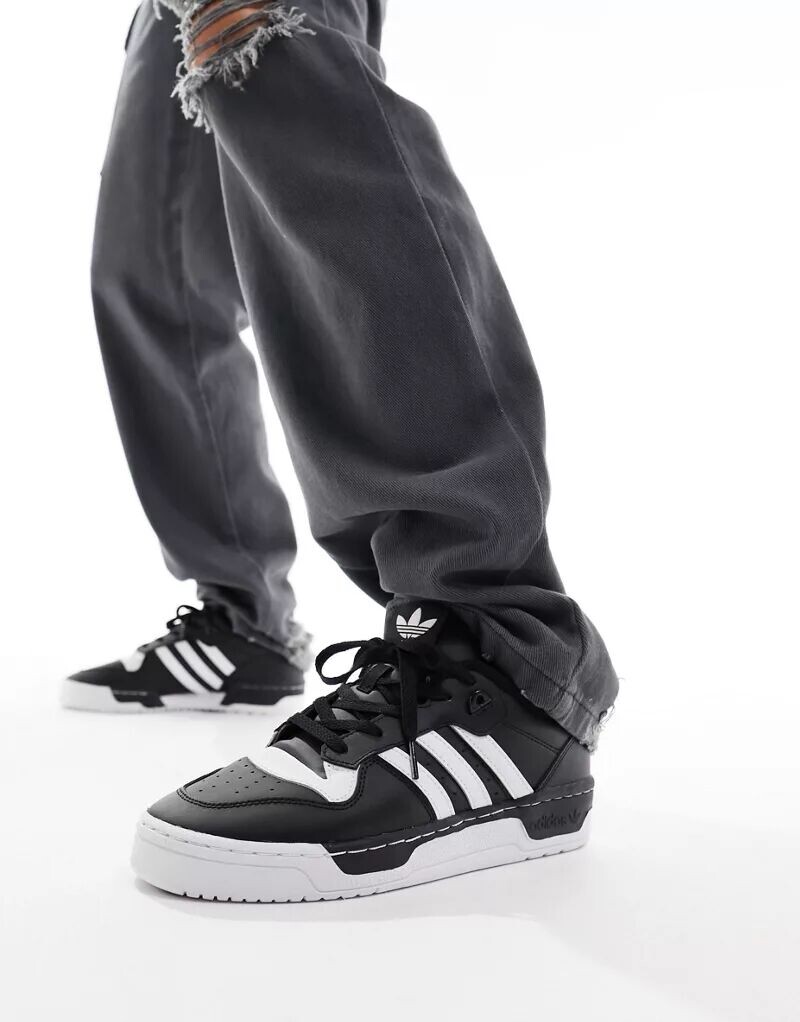 

Черно-белые кроссовки adidas Originals Rivalry Low