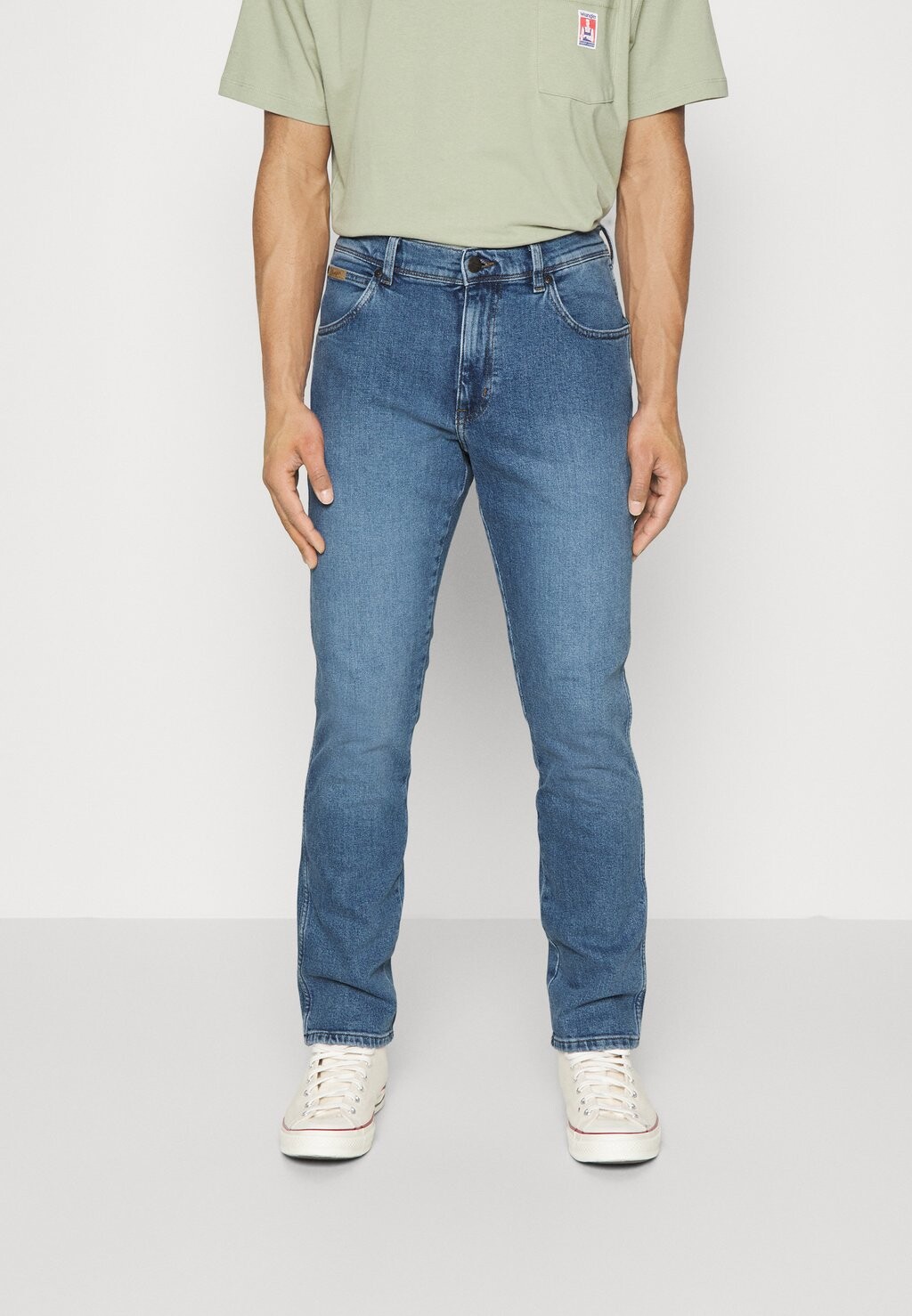 

Джинсы облегающего кроя Wrangler
