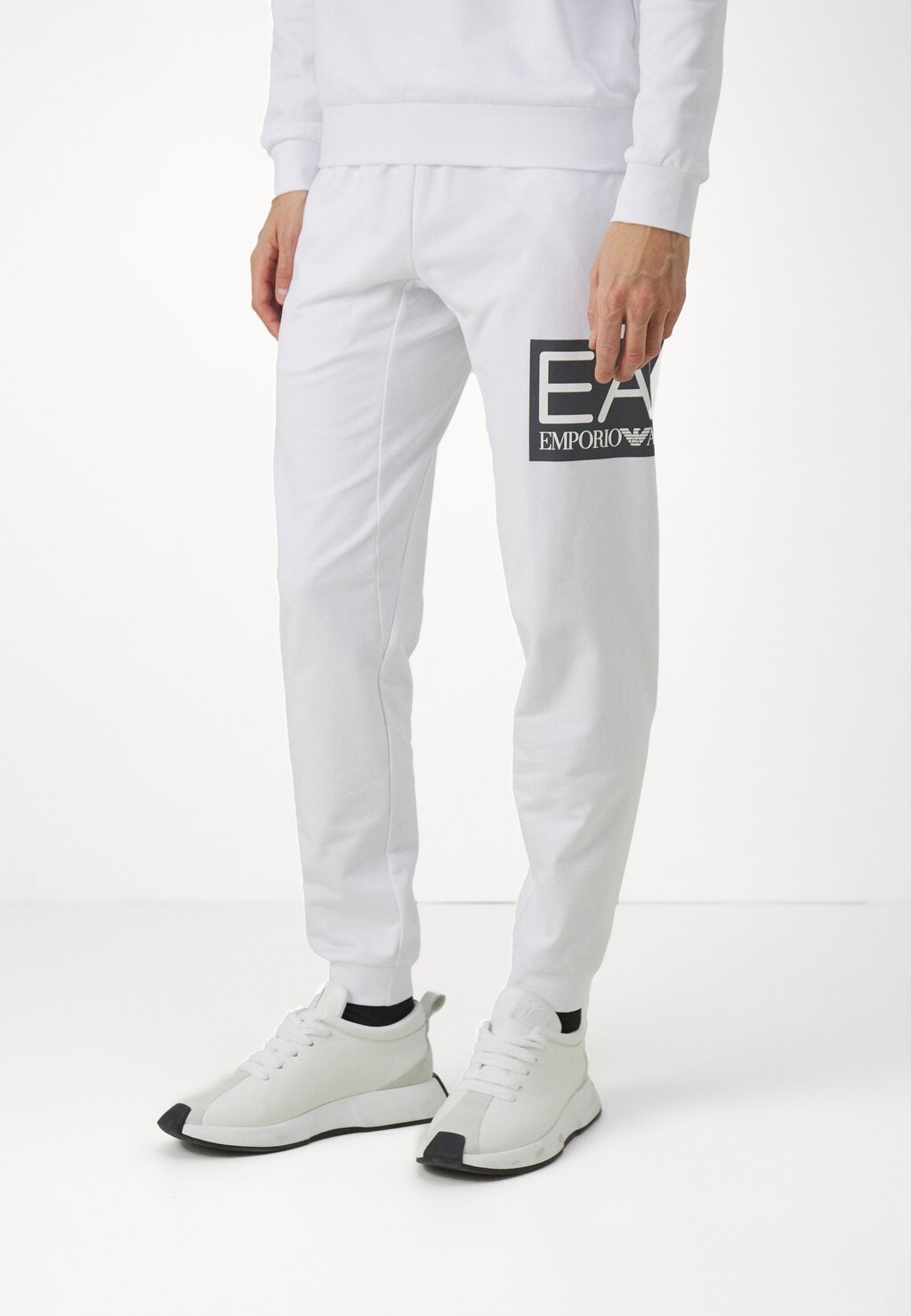 

Тренировочные брюки EA7 Emporio Armani, белый