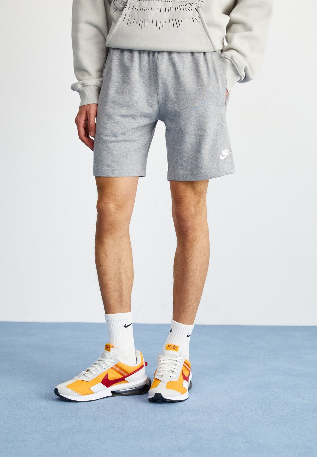 

Шорты CLUB Nike, серый вереск
