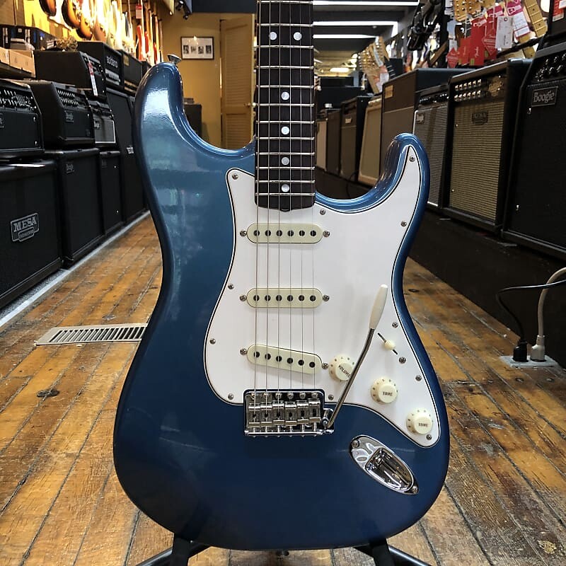 электрогитара fender custom shop 1966 stratocaster deluxe closet classic 3 color sunburst Электрогитара Fender Custom Shop '66 Stratocaster Deluxe Closet Classic Aged Lake Placid Blue w/Hard Case