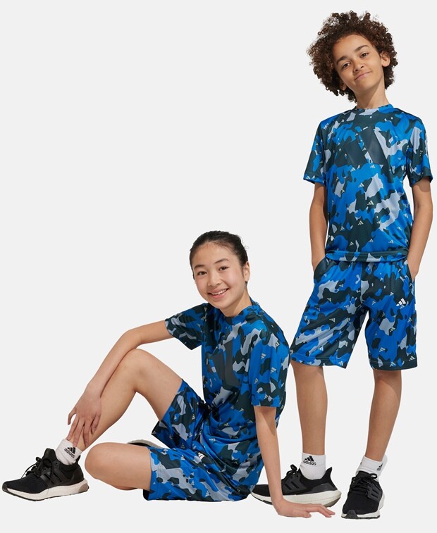 

Тренировочные шорты adidas Sportswear, серебряный