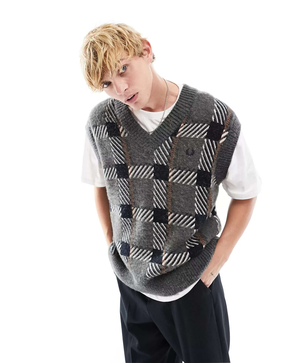 

Серый вязаный жилет в клетку Fred Perry
