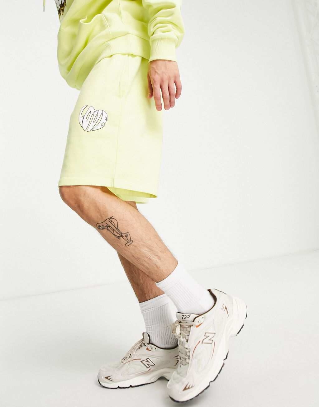 

Желтые шорты оверсайз с мелким любовным принтом ASOS DESIGN