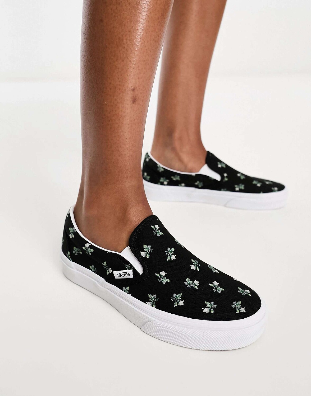 

Черные кроссовки без шнуровки Vans Classic с цветочным принтом