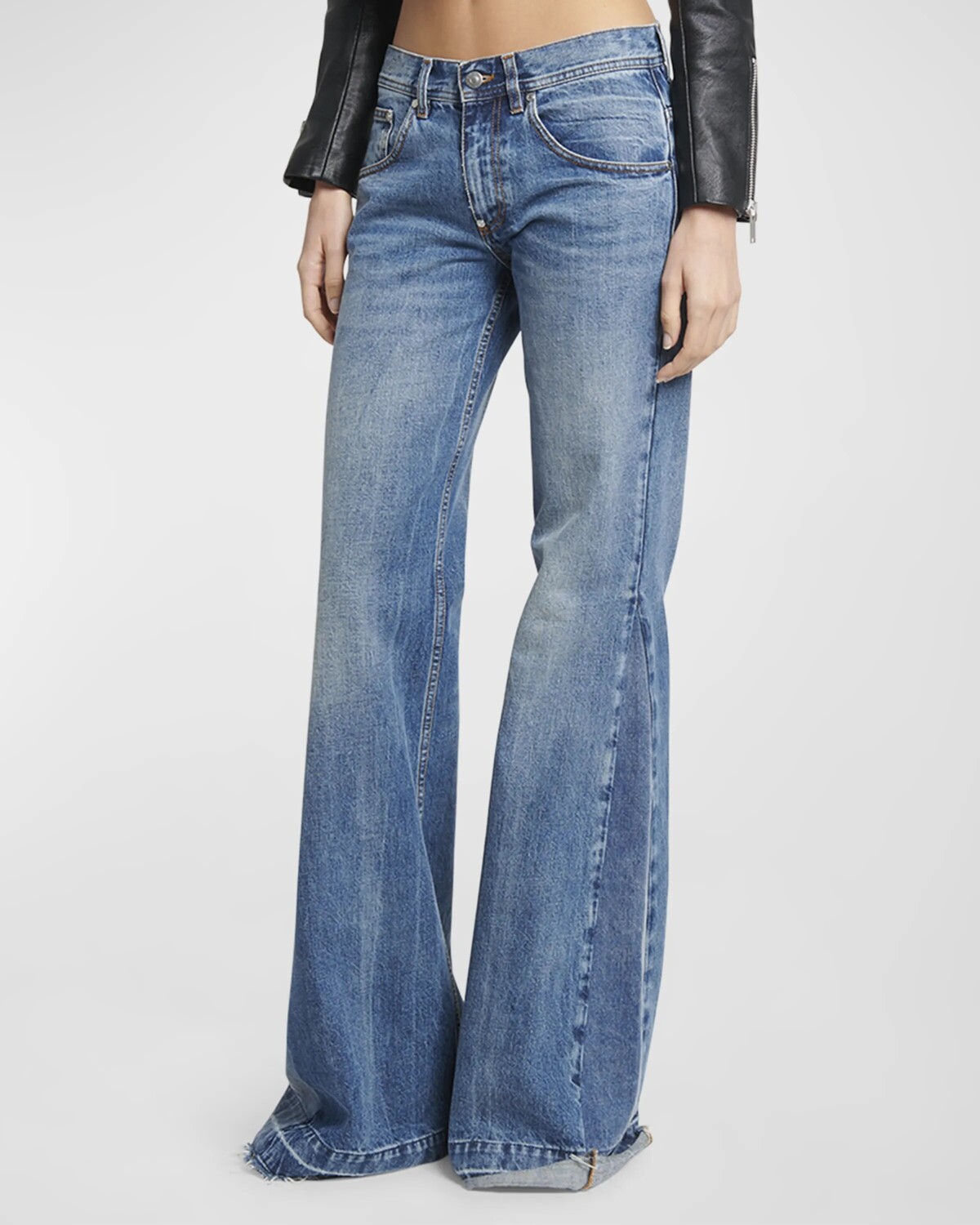 

Новые удлиненные джинсы-клеш Stella McCartney, цвет Mid Blue V